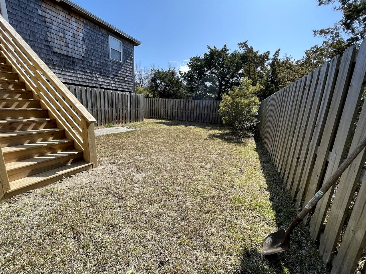 Spacious Pet-Friendly Beach House with Fenced Yard near Restaurants in Avon, North Carolina