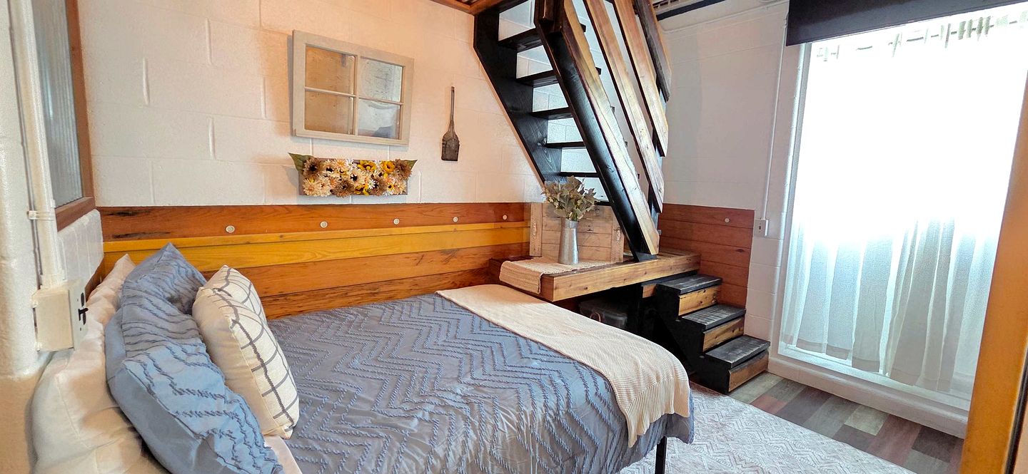 Charming Boutique Farm Stay Near Nashville – Cozy Horse Stall Suite