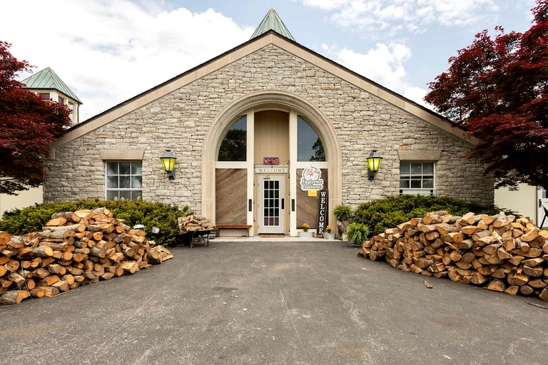 Charming Boutique Farm Stay Near Nashville – Cozy Horse Stall Suite