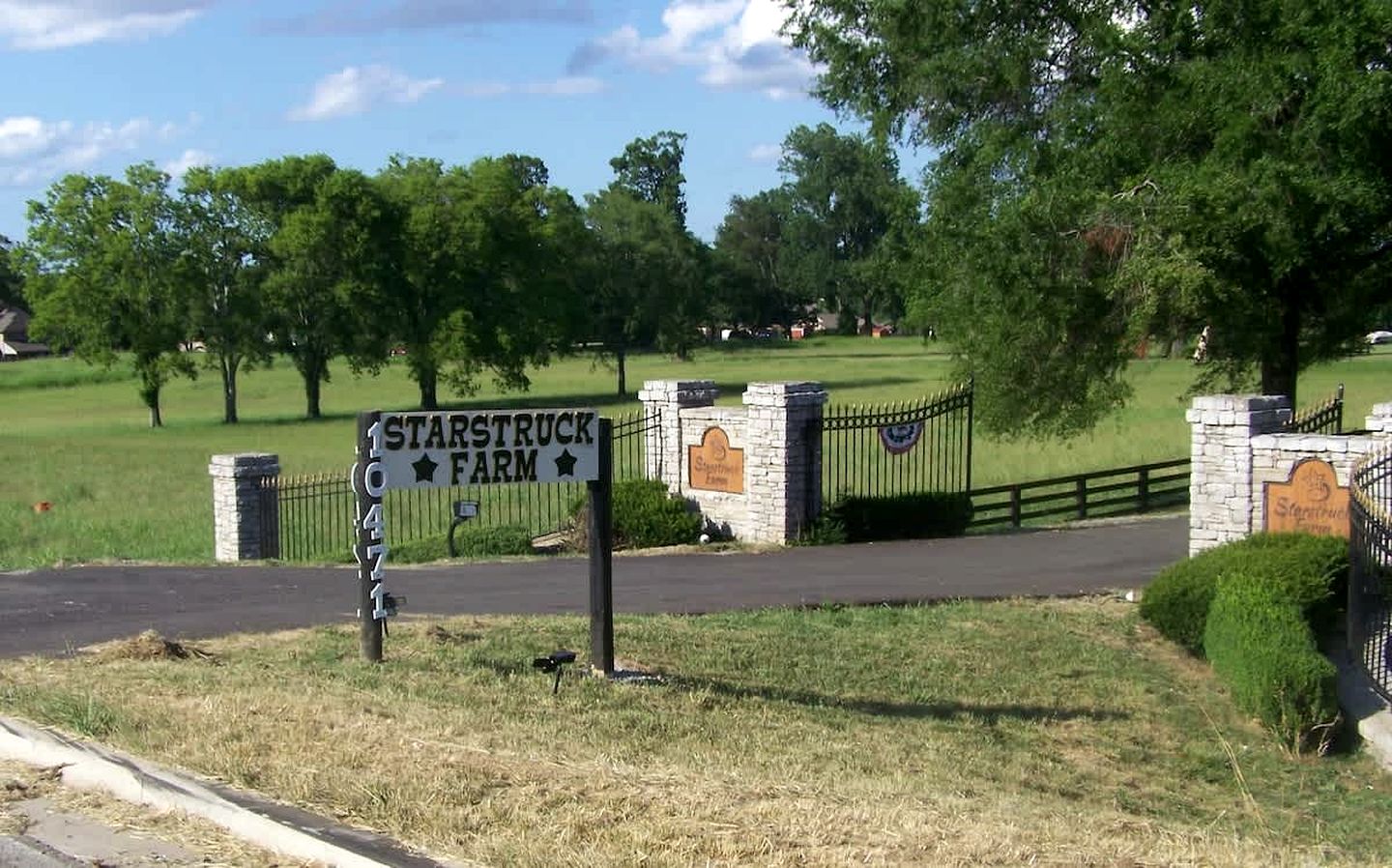 Charming Boutique Farm Stay Near Nashville – Cozy Horse Stall Suite