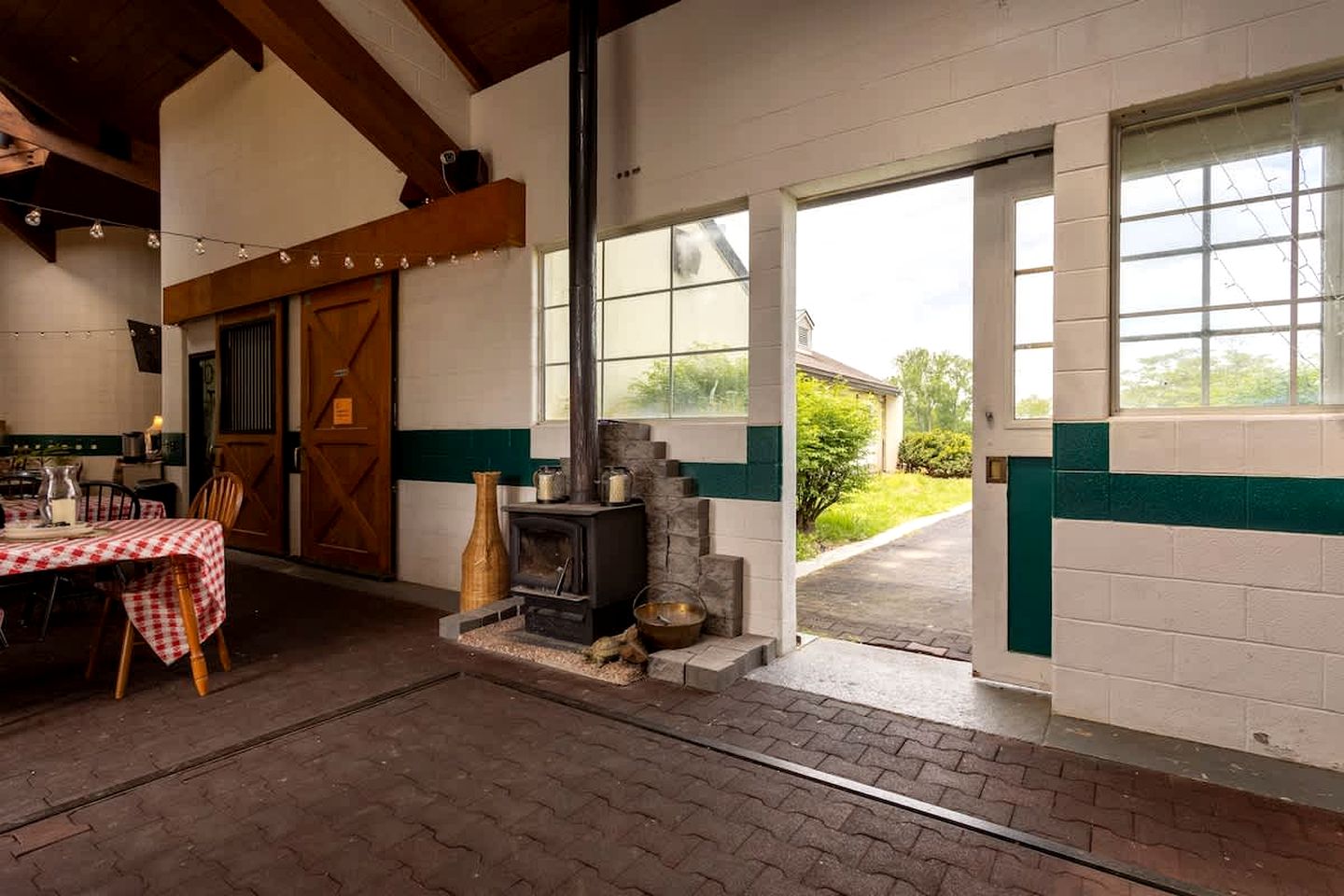Charming Boutique Farm Stay Near Nashville – Cozy Horse Stall Suite