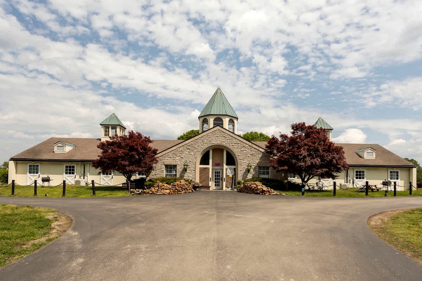 Charming Boutique Farm Stay Near Nashville – Cozy Horse Stall Suite