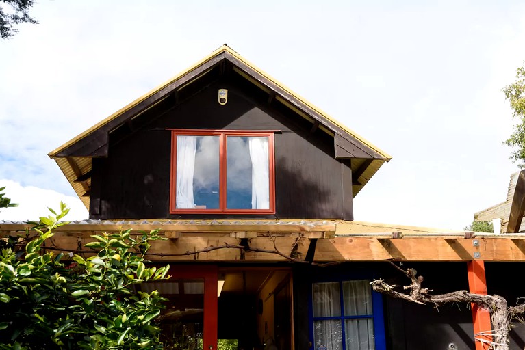 Sunny treetop room in Titirangi, Cabins, Auckland, New Zealand