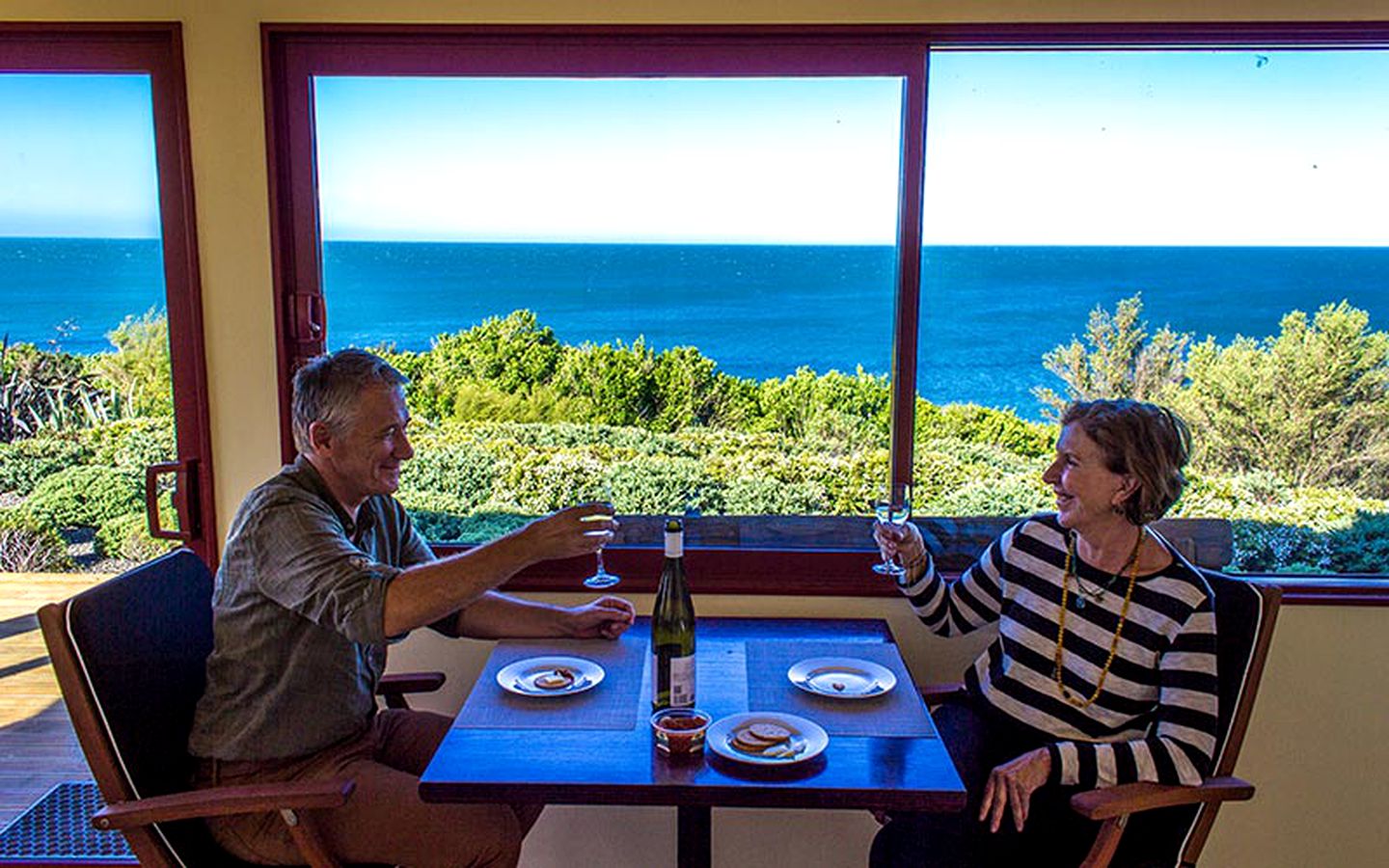 Eco-Friendly Cabin Overlooking Ocean near Abel Tasman National Park, New Zealand