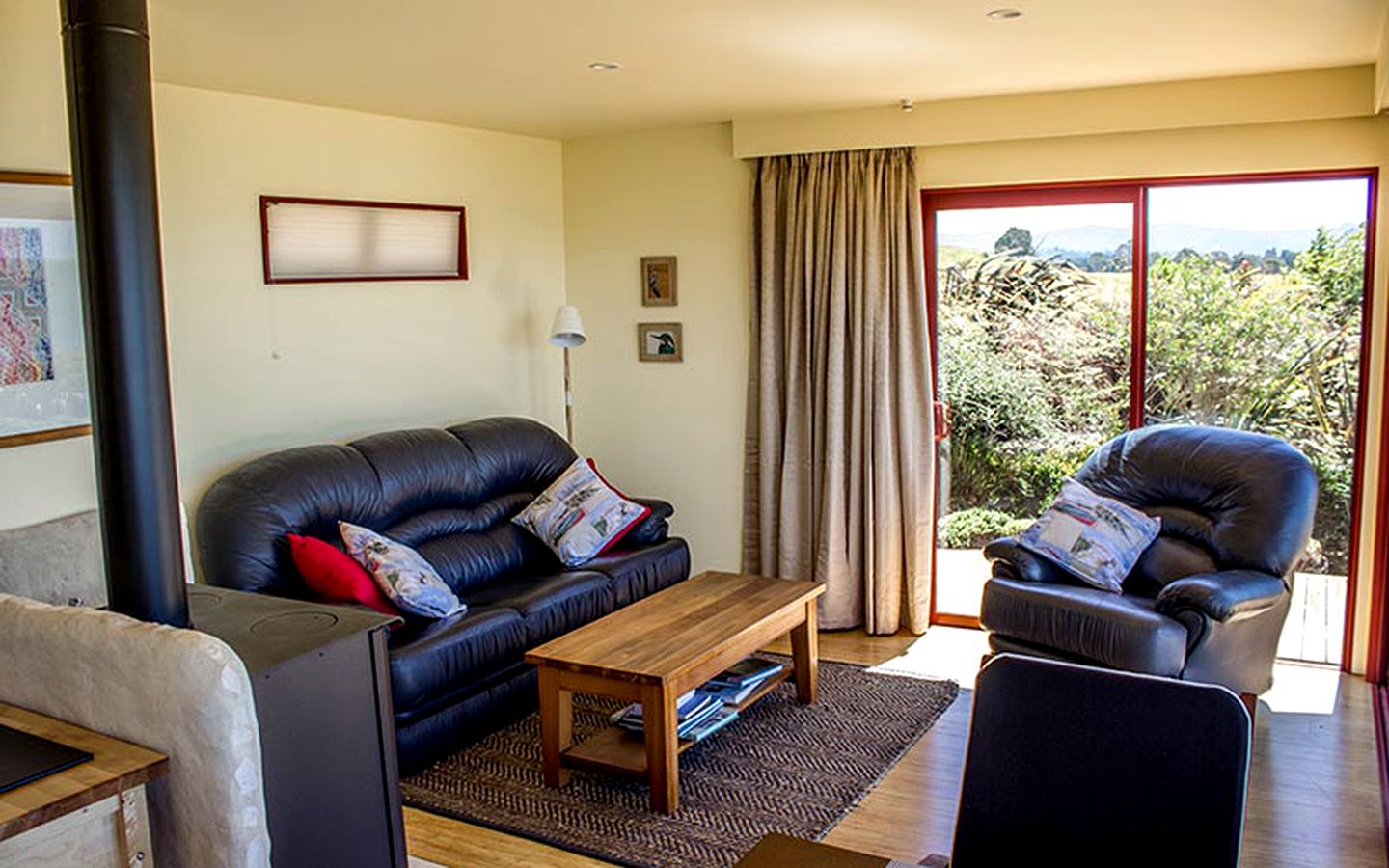 Eco-Friendly Cabin Overlooking Ocean near Abel Tasman National Park, New Zealand