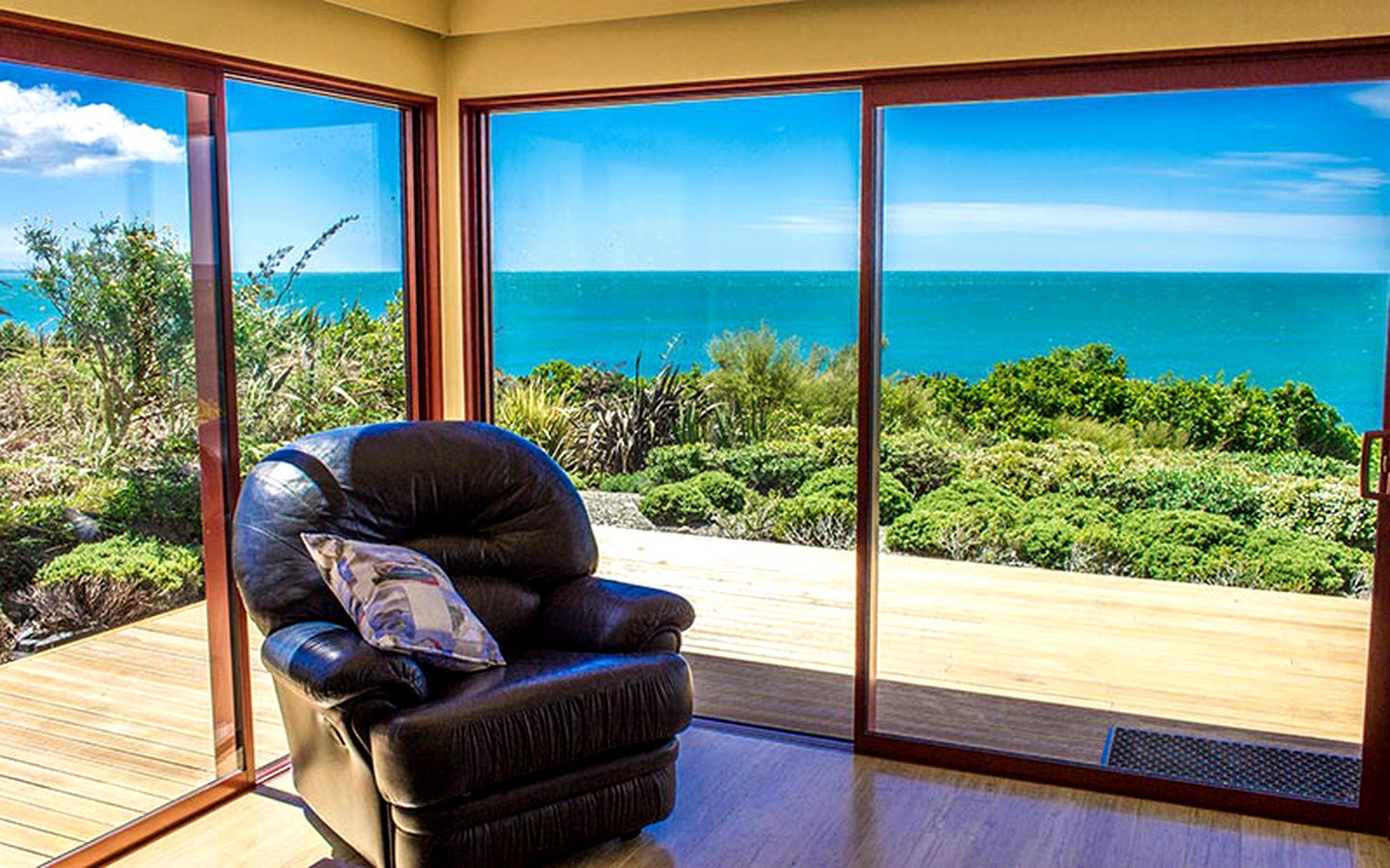 Eco-Friendly Cabin Overlooking Ocean near Abel Tasman National Park, New Zealand