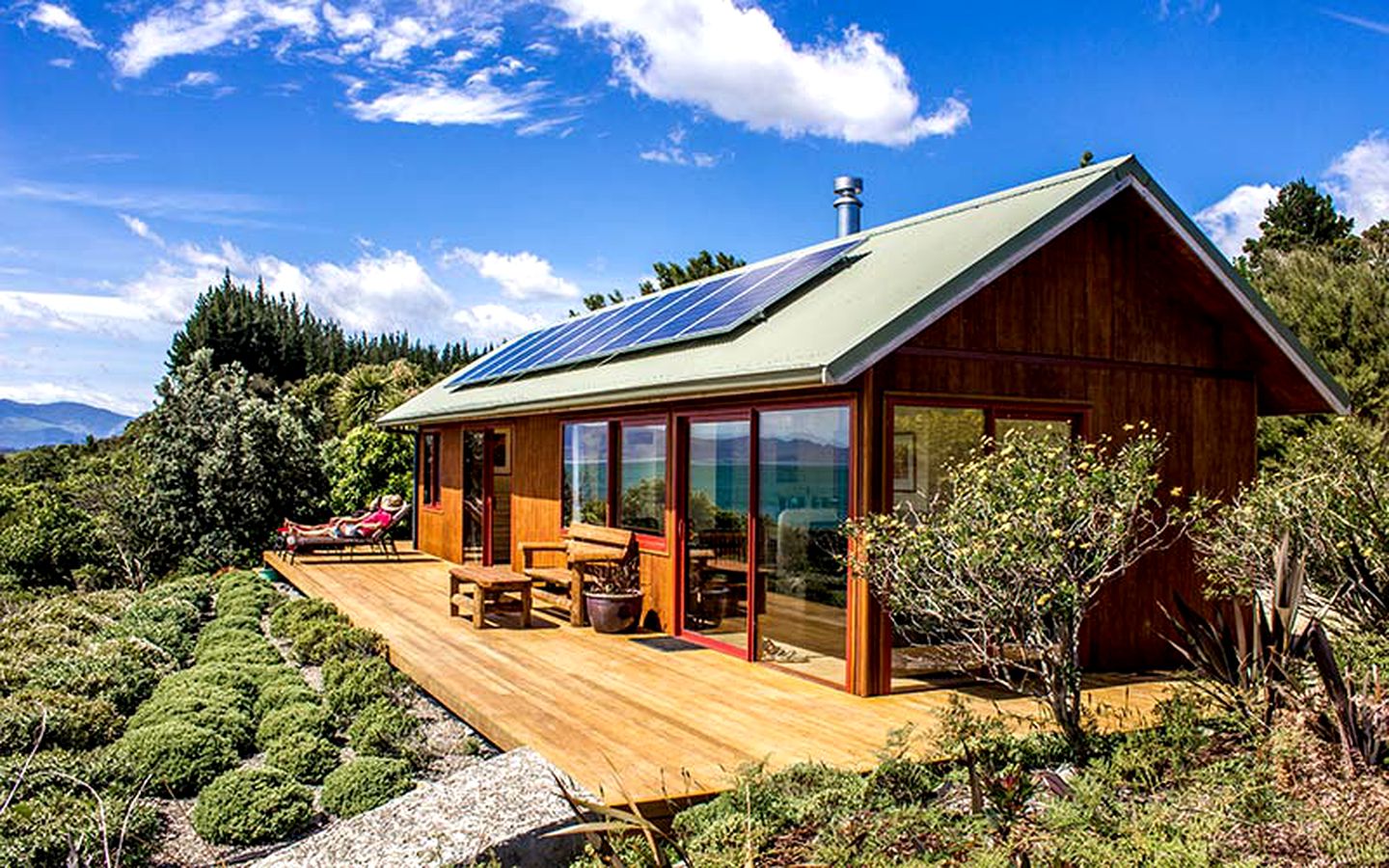 Eco-Friendly Cabin Overlooking Ocean near Abel Tasman National Park, New Zealand