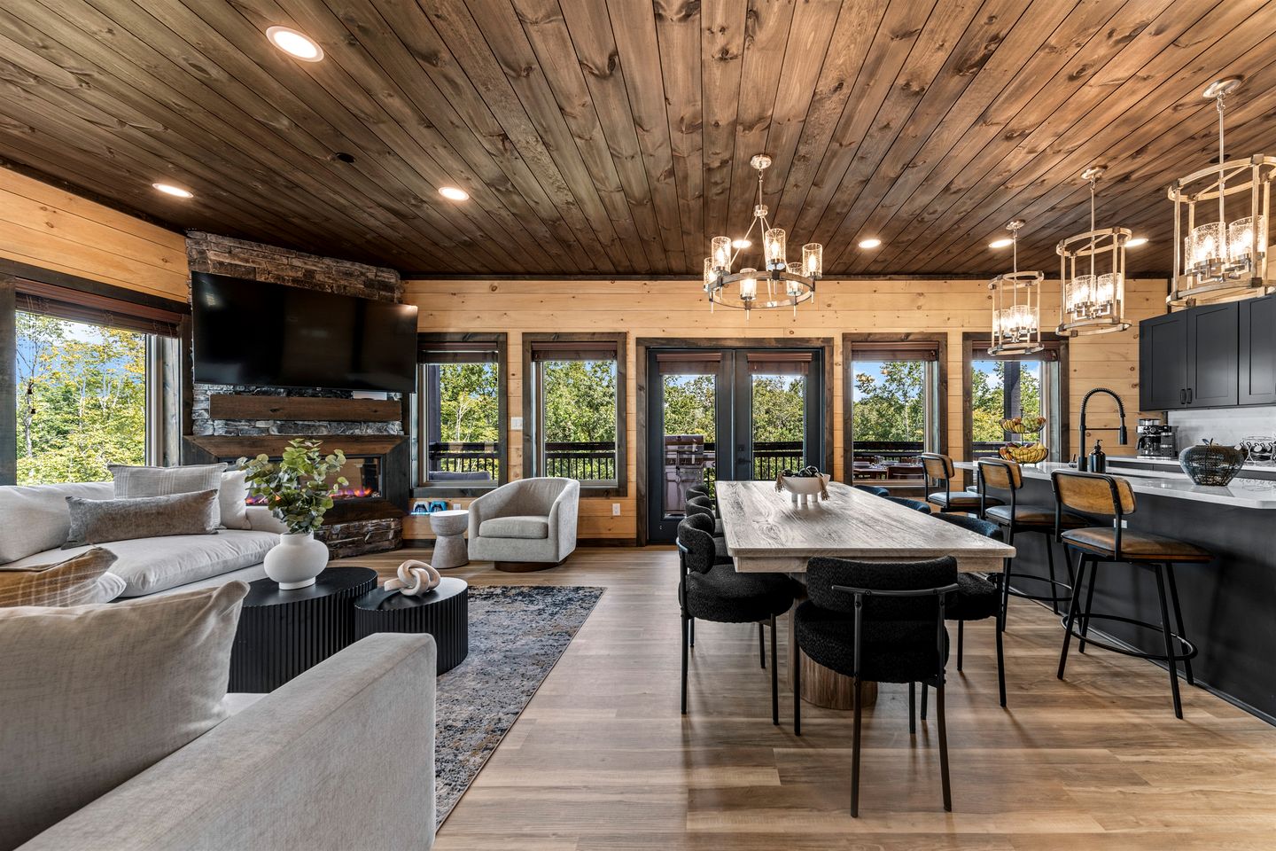 Luxury Cabin with Rooftop Views & Indoor Pool near Dollywood in Pigeon Forge, TN