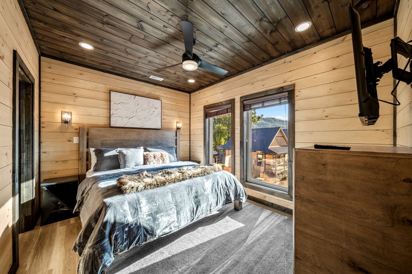 Luxury Cabin with Rooftop Views & Indoor Pool near Dollywood in Pigeon Forge, TN