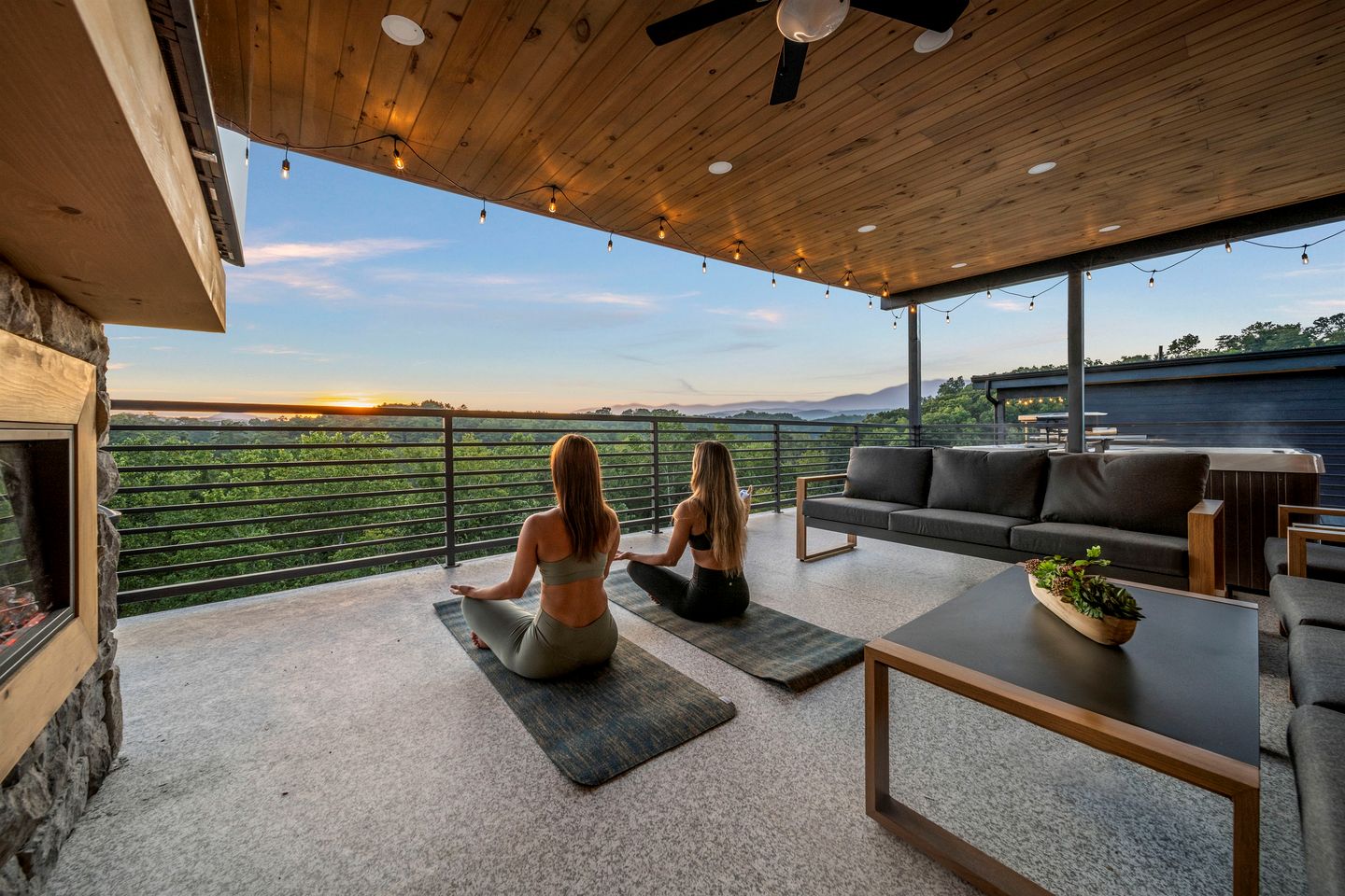 Luxury Cabin with Rooftop Views & Indoor Pool near Dollywood in Pigeon Forge, TN