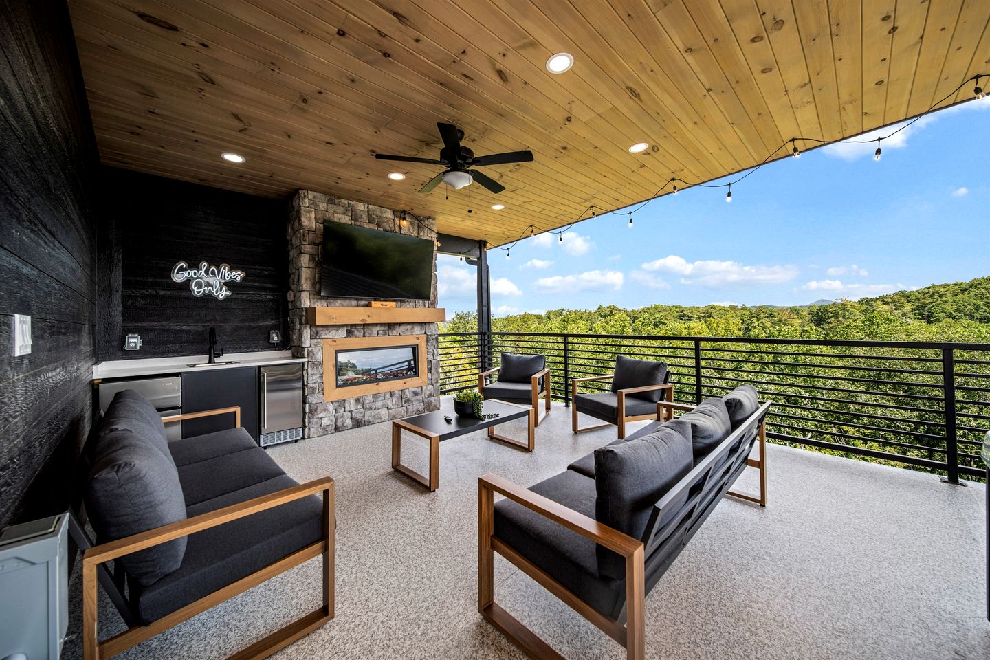 Luxury Cabin with Rooftop Views & Indoor Pool near Dollywood in Pigeon Forge, TN