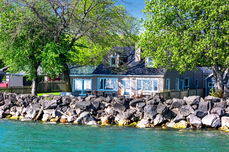 Serene Cottage with Private Deck by Lake Erie for a Peaceful Getaway in Kingsville, Ontario