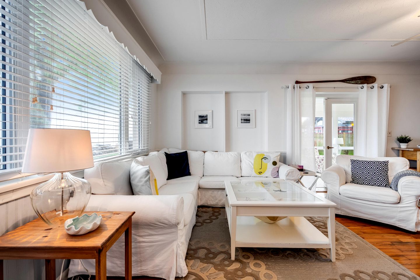 Serene Cottage with Private Deck by Lake Erie for a Peaceful Getaway in Kingsville, Ontario