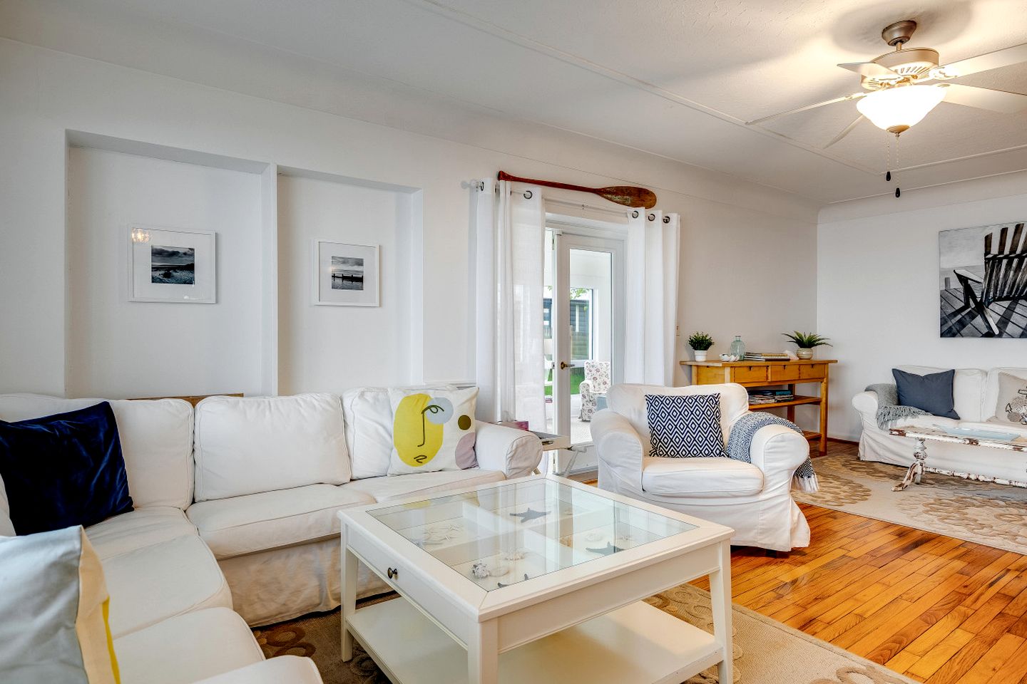 Serene Cottage with Private Deck by Lake Erie for a Peaceful Getaway in Kingsville, Ontario