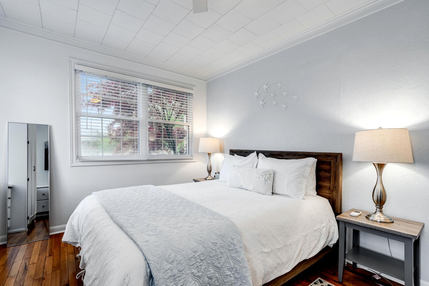 Serene Cottage with Private Deck by Lake Erie for a Peaceful Getaway in Kingsville, Ontario