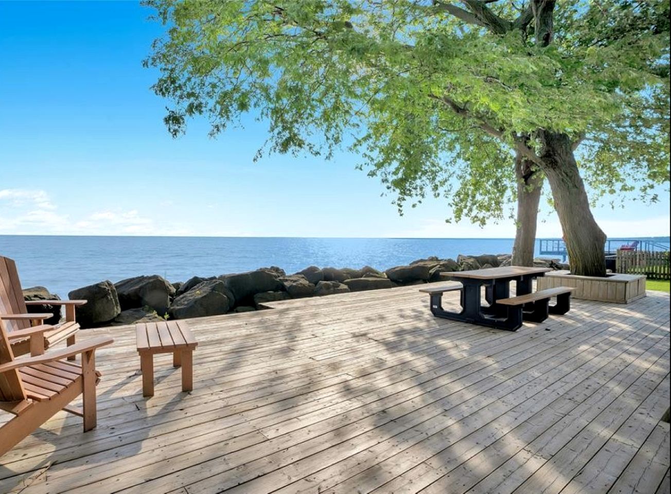 Serene Cottage with Private Deck by Lake Erie for a Peaceful Getaway in Kingsville, Ontario