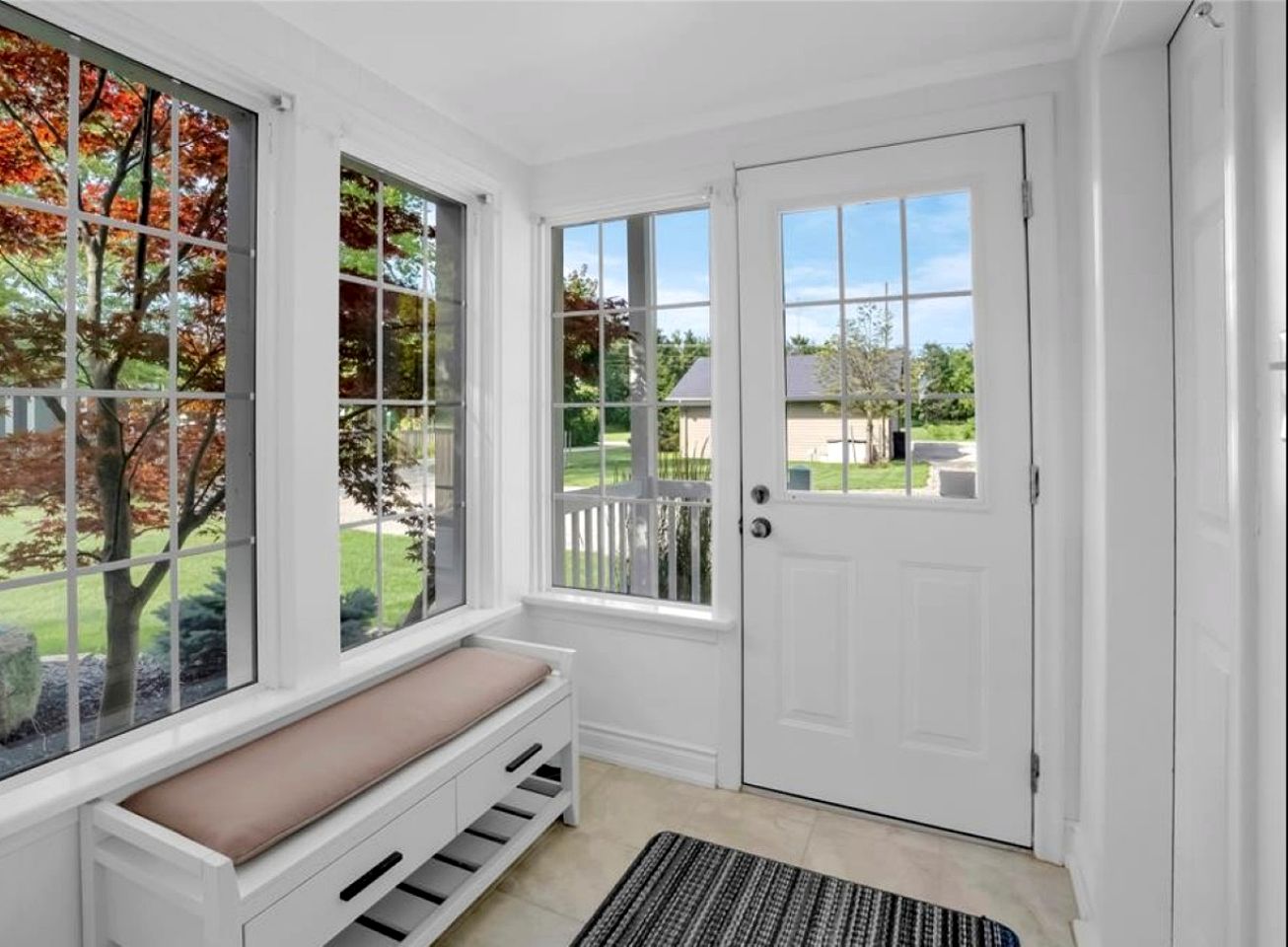 Serene Cottage with Private Deck by Lake Erie for a Peaceful Getaway in Kingsville, Ontario
