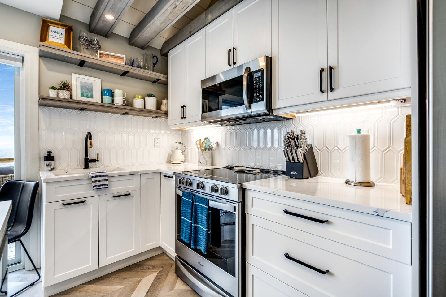 Coast Rental with Hot-Tub and Equipped Deck in Ontario