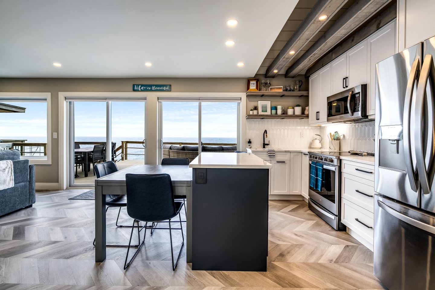 Coast Rental with Hot-Tub and Equipped Deck in Ontario