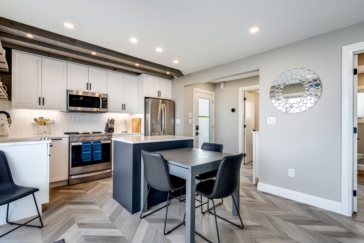 Coast Rental with Hot-Tub and Equipped Deck in Ontario