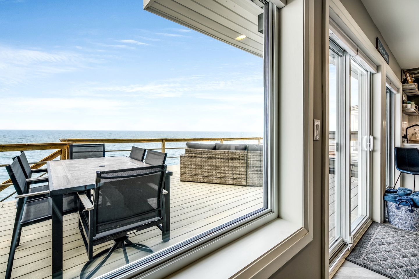 Coast Rental with Hot-Tub and Equipped Deck in Ontario