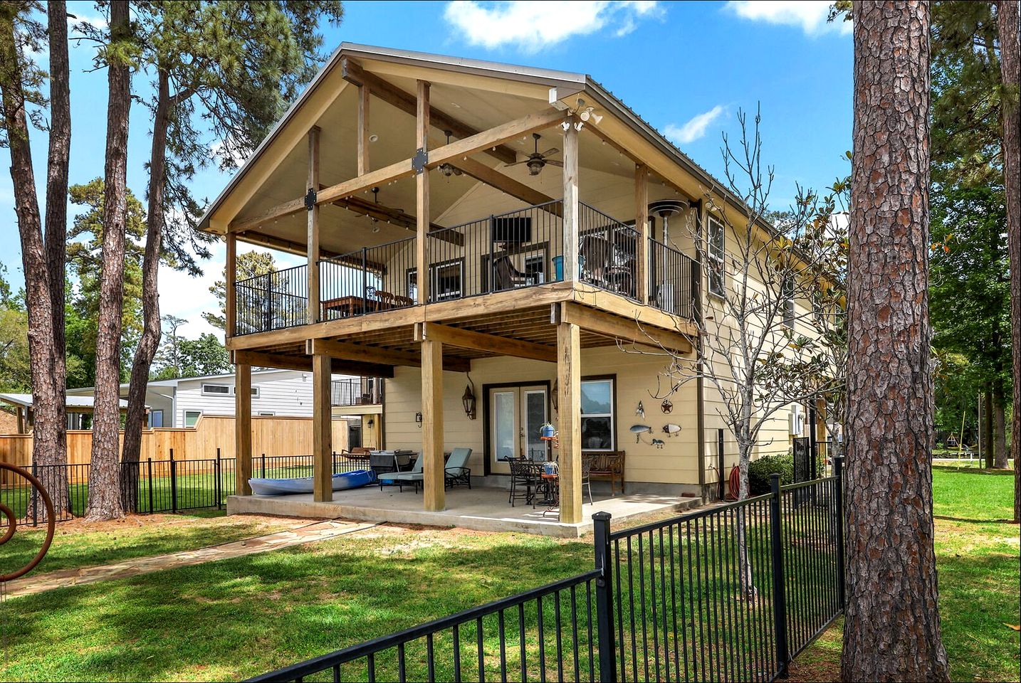 Incredible Lakefront Vacation Rental with Spectacular Sunset Views for an Unforgettable Family Vacation in Livingston, Texas
