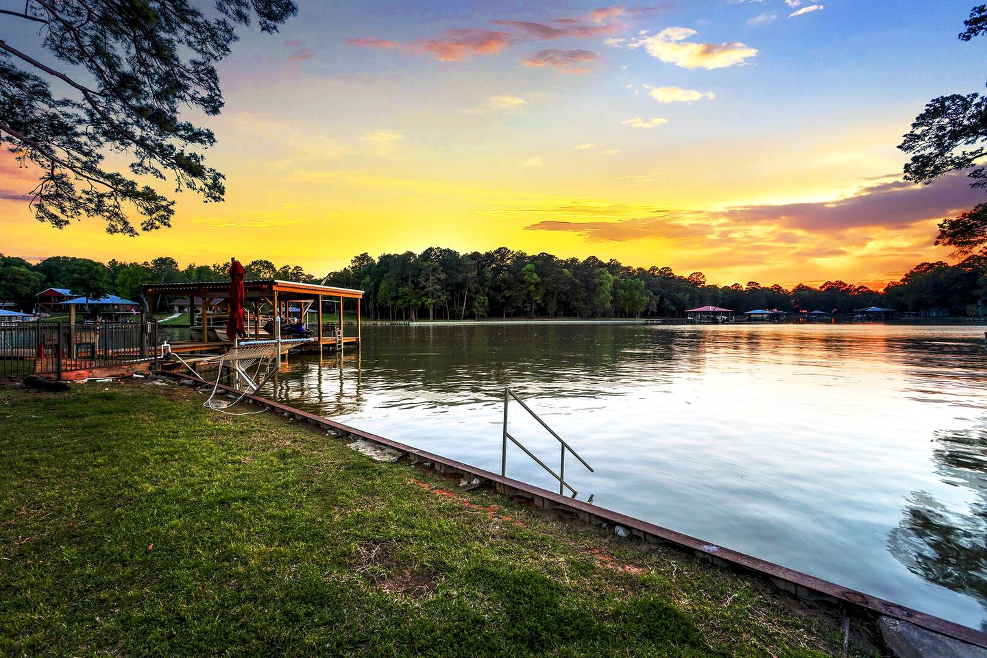 Amazing Lakefront Vacation Rental with Breathtaking Sunset Views for a Fantastic Family Escape in Livingston, Texas