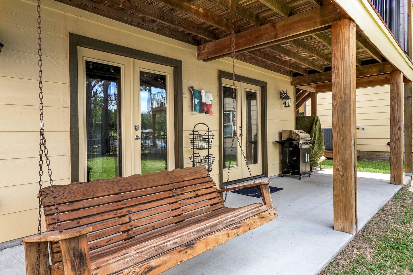 Amazing Lakefront Vacation Rental with Breathtaking Sunset Views for a Fantastic Family Escape in Livingston, Texas