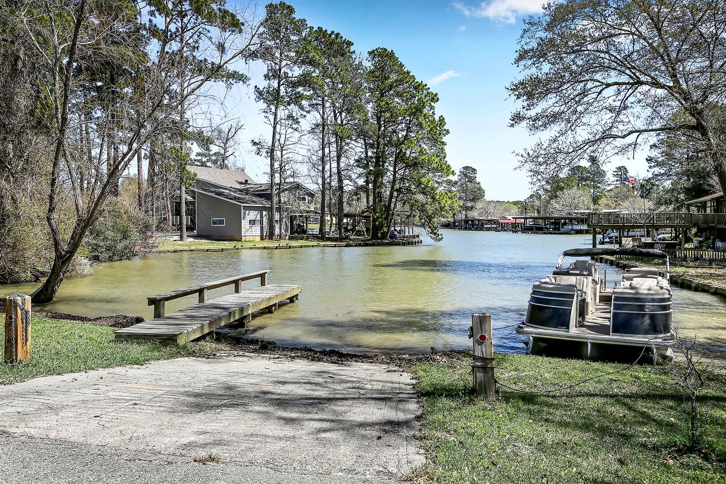 Amazing Lakefront Vacation Rental with Breathtaking Sunset Views for a Fantastic Family Escape in Livingston, Texas
