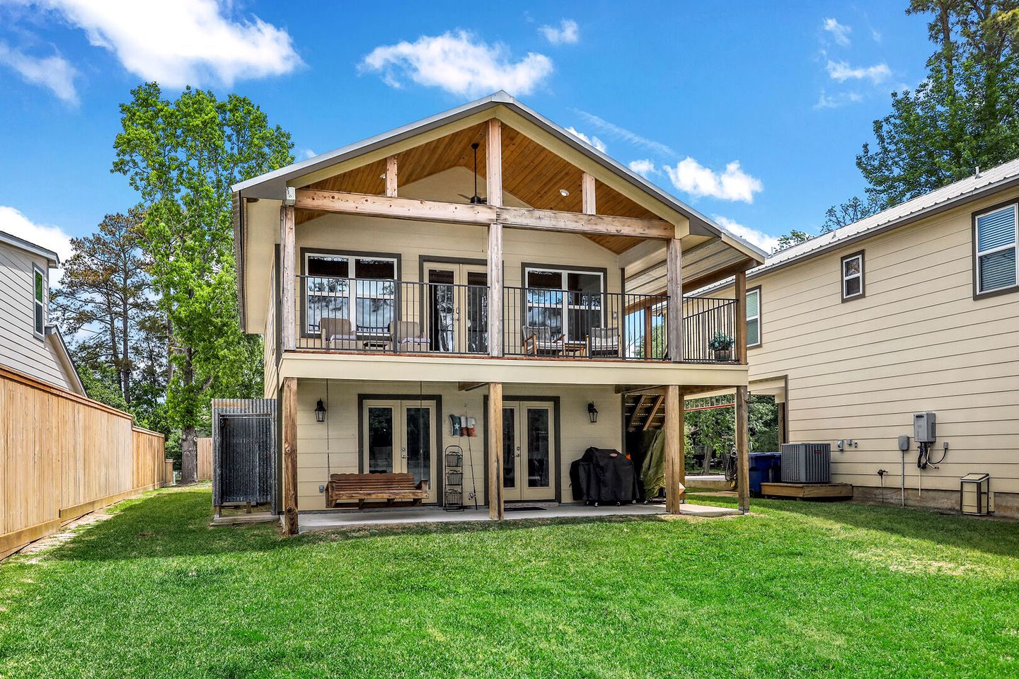 Amazing Lakefront Vacation Rental with Breathtaking Sunset Views for a Fantastic Family Escape in Livingston, Texas