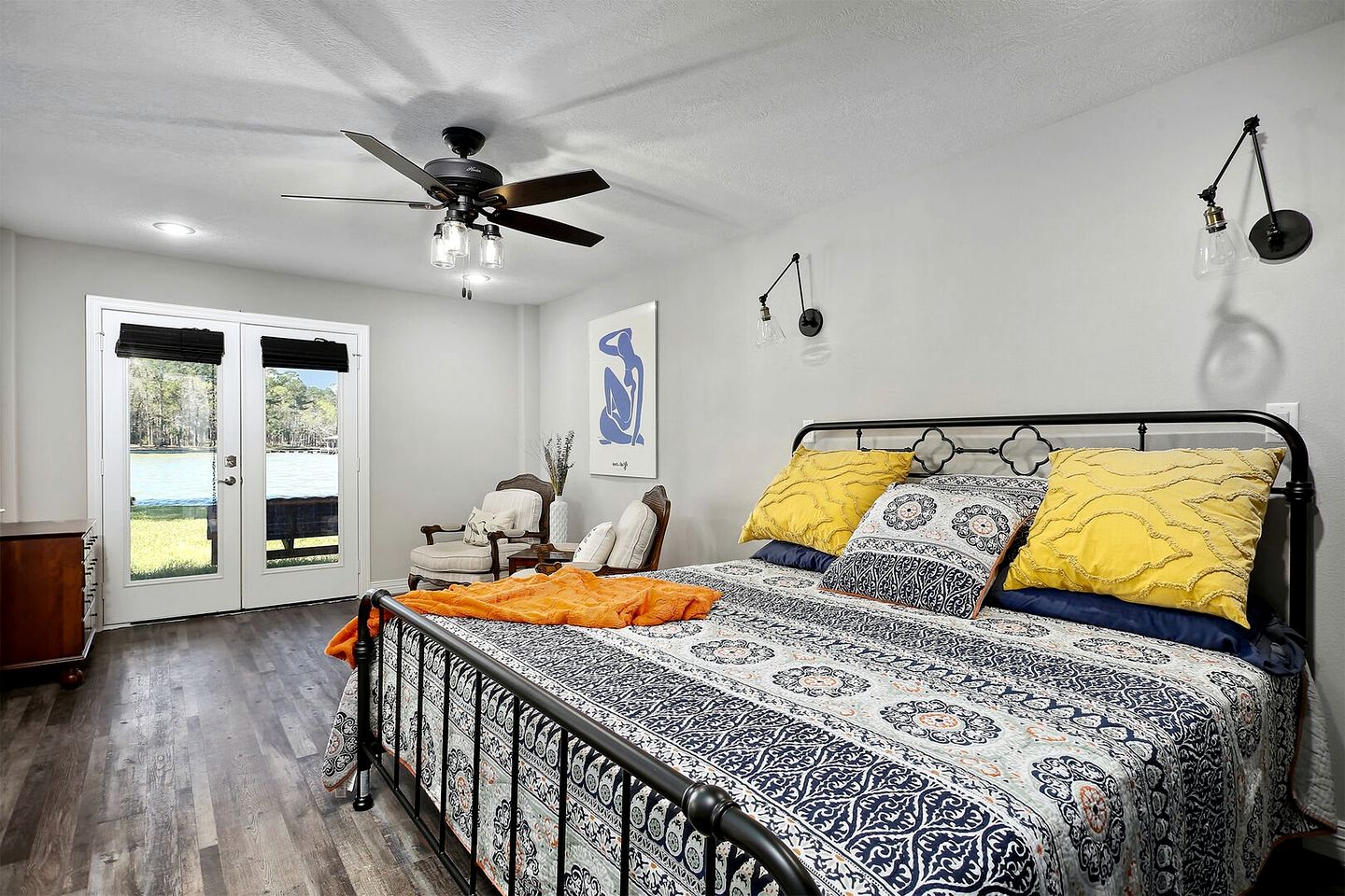 Amazing Lakefront Vacation Rental with Breathtaking Sunset Views for a Fantastic Family Escape in Livingston, Texas