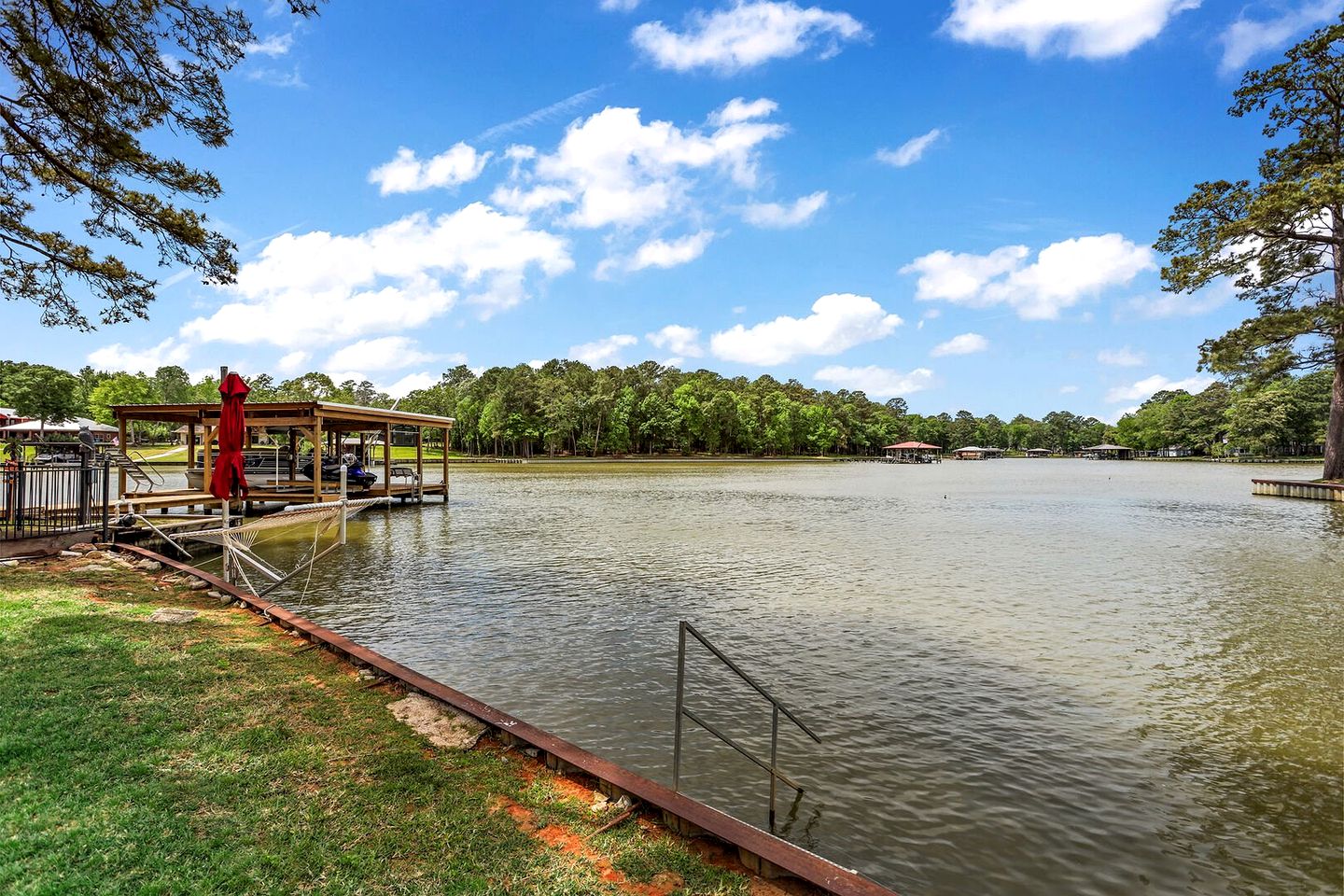 Amazing Lakefront Vacation Rental with Breathtaking Sunset Views for a Fantastic Family Escape in Livingston, Texas