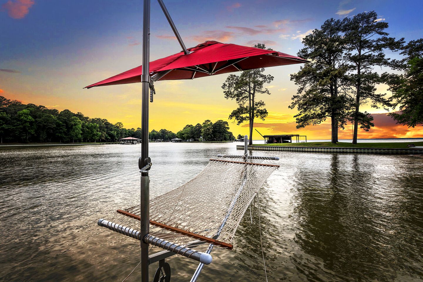 Amazing Lakefront Vacation Rental with Breathtaking Sunset Views for a Fantastic Family Escape in Livingston, Texas
