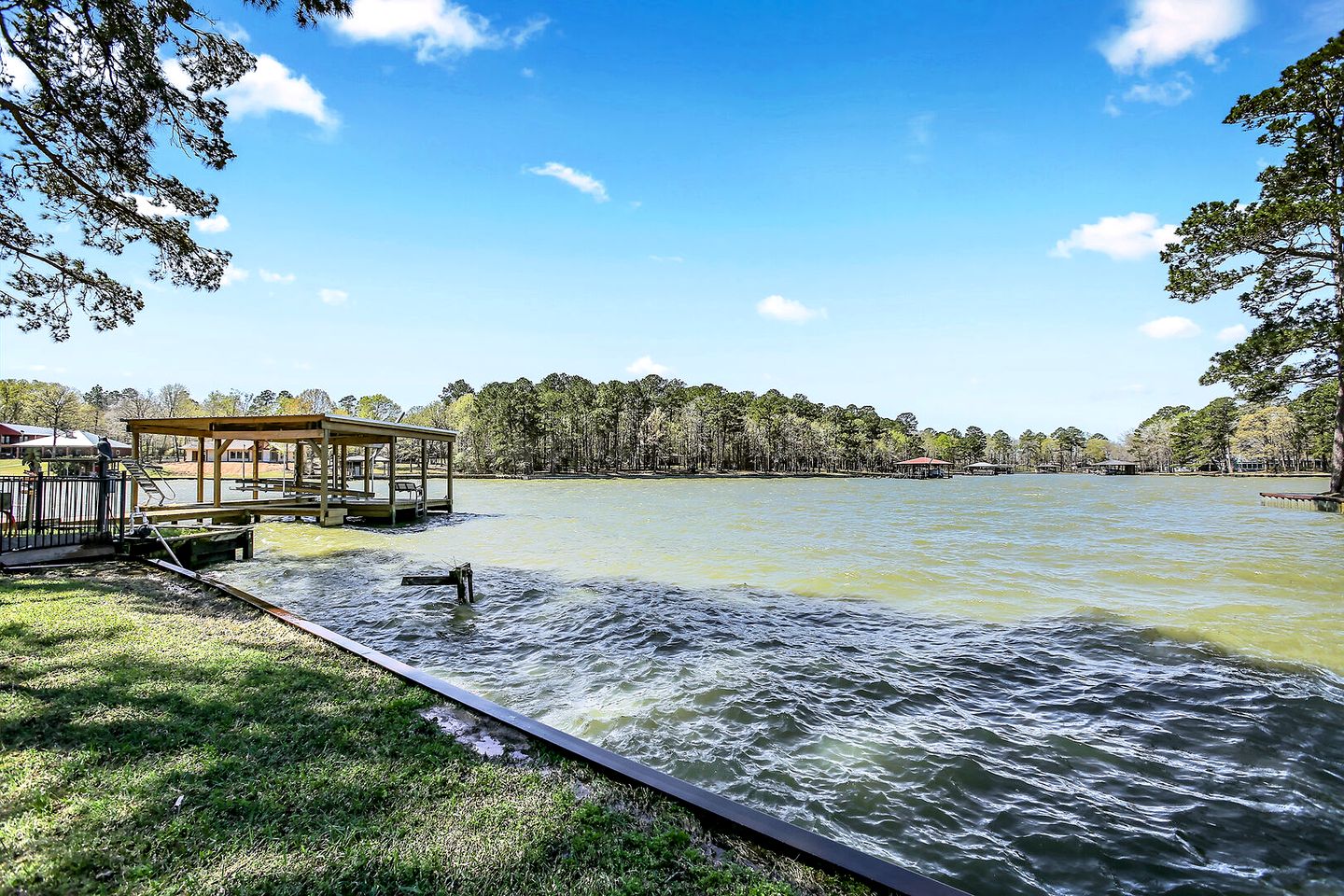Amazing Lakefront Vacation Rental with Breathtaking Sunset Views for a Fantastic Family Escape in Livingston, Texas