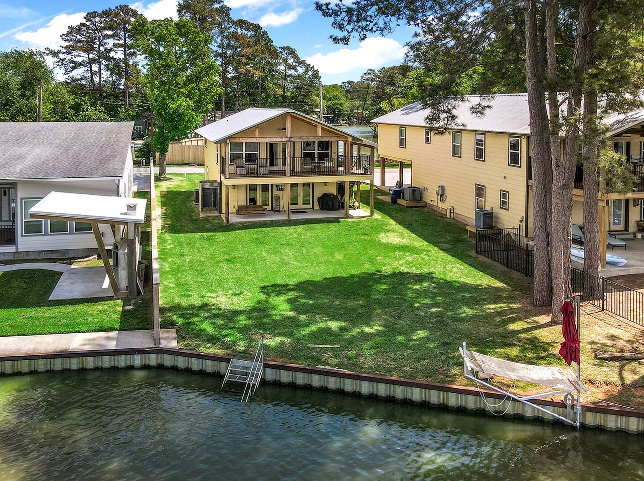 Amazing Lakefront Vacation Rental with Breathtaking Sunset Views for a Fantastic Family Escape in Livingston, Texas