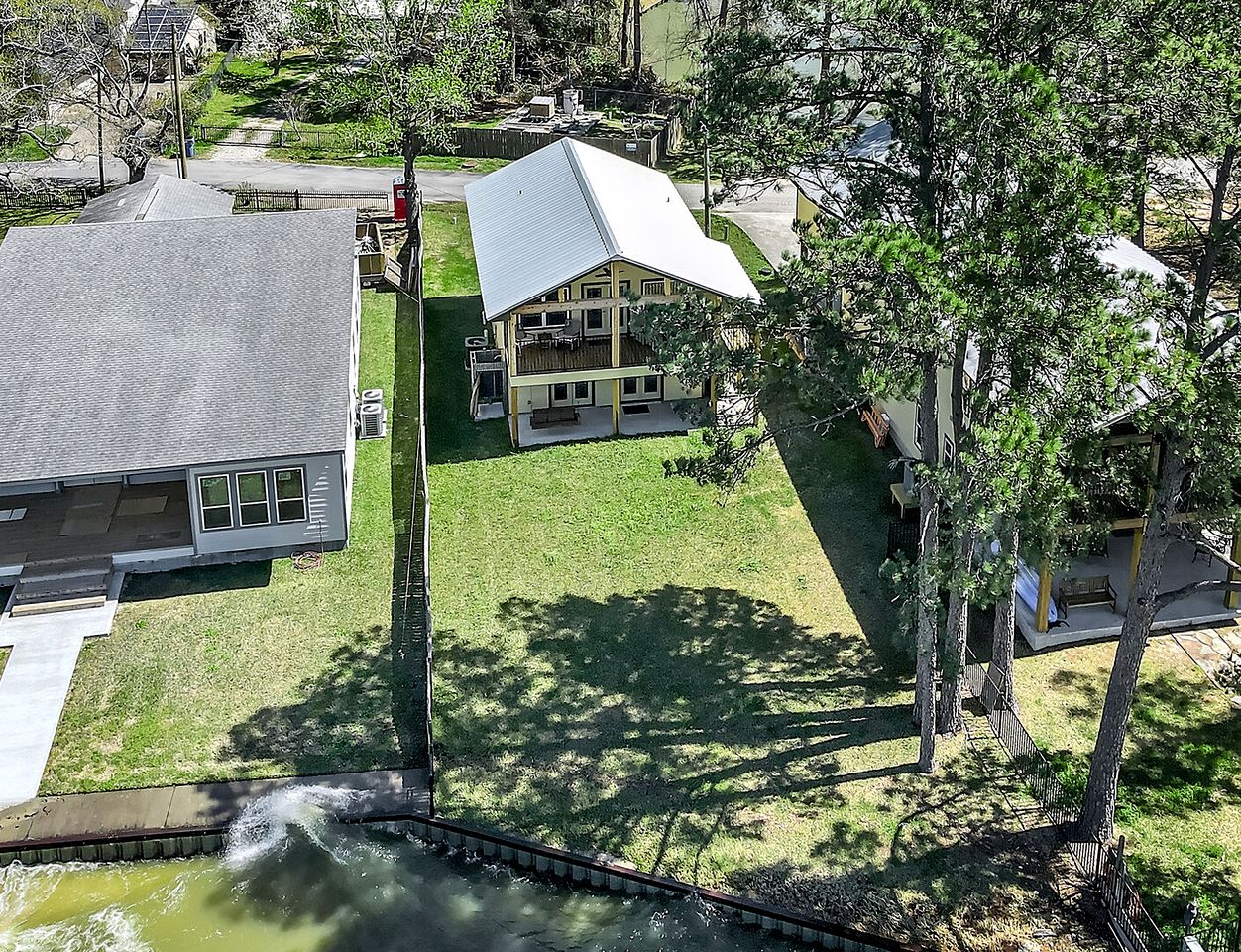 Amazing Lakefront Vacation Rental with Breathtaking Sunset Views for a Fantastic Family Escape in Livingston, Texas