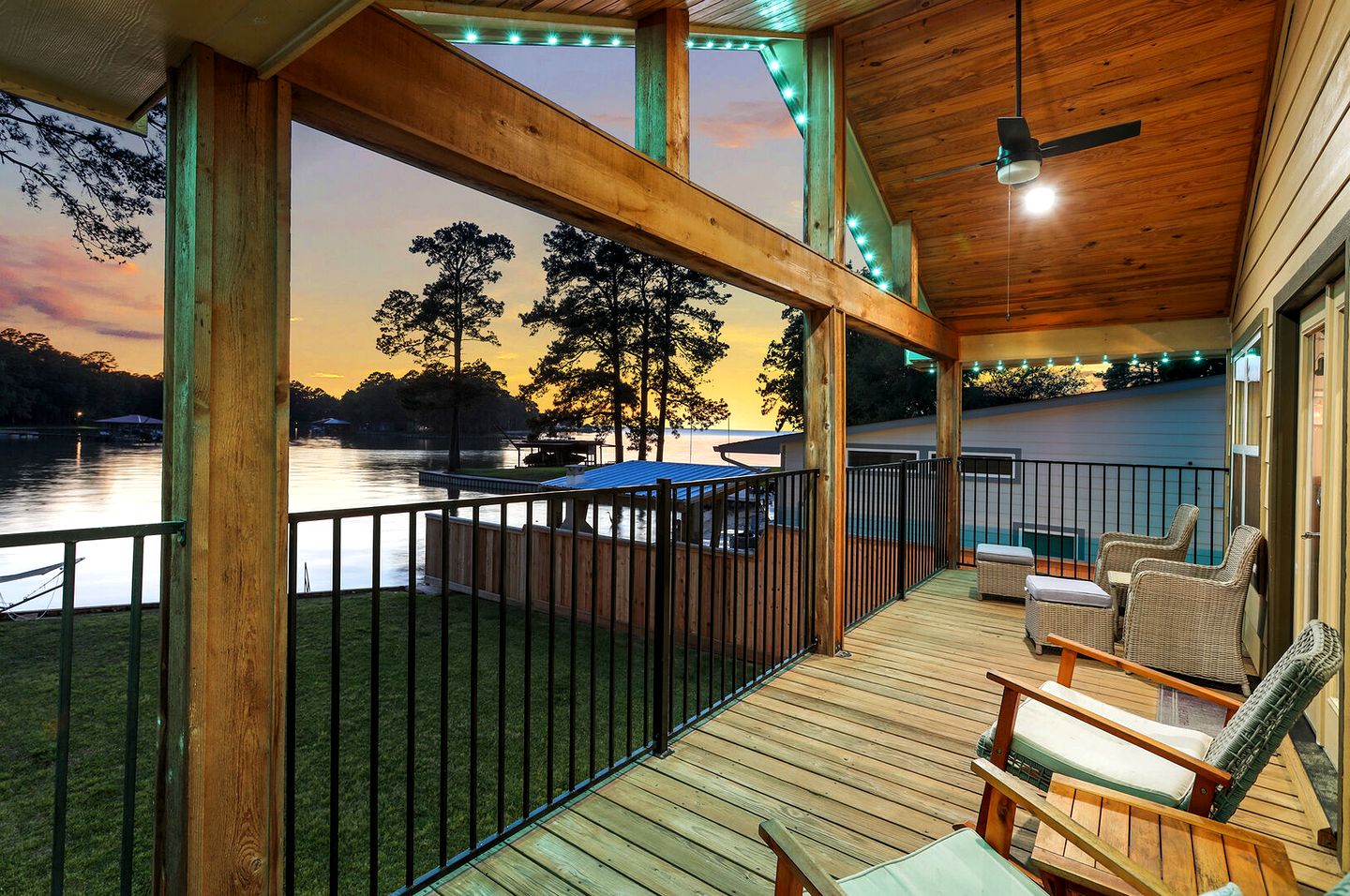 Amazing Lakefront Vacation Rental with Breathtaking Sunset Views for a Fantastic Family Escape in Livingston, Texas