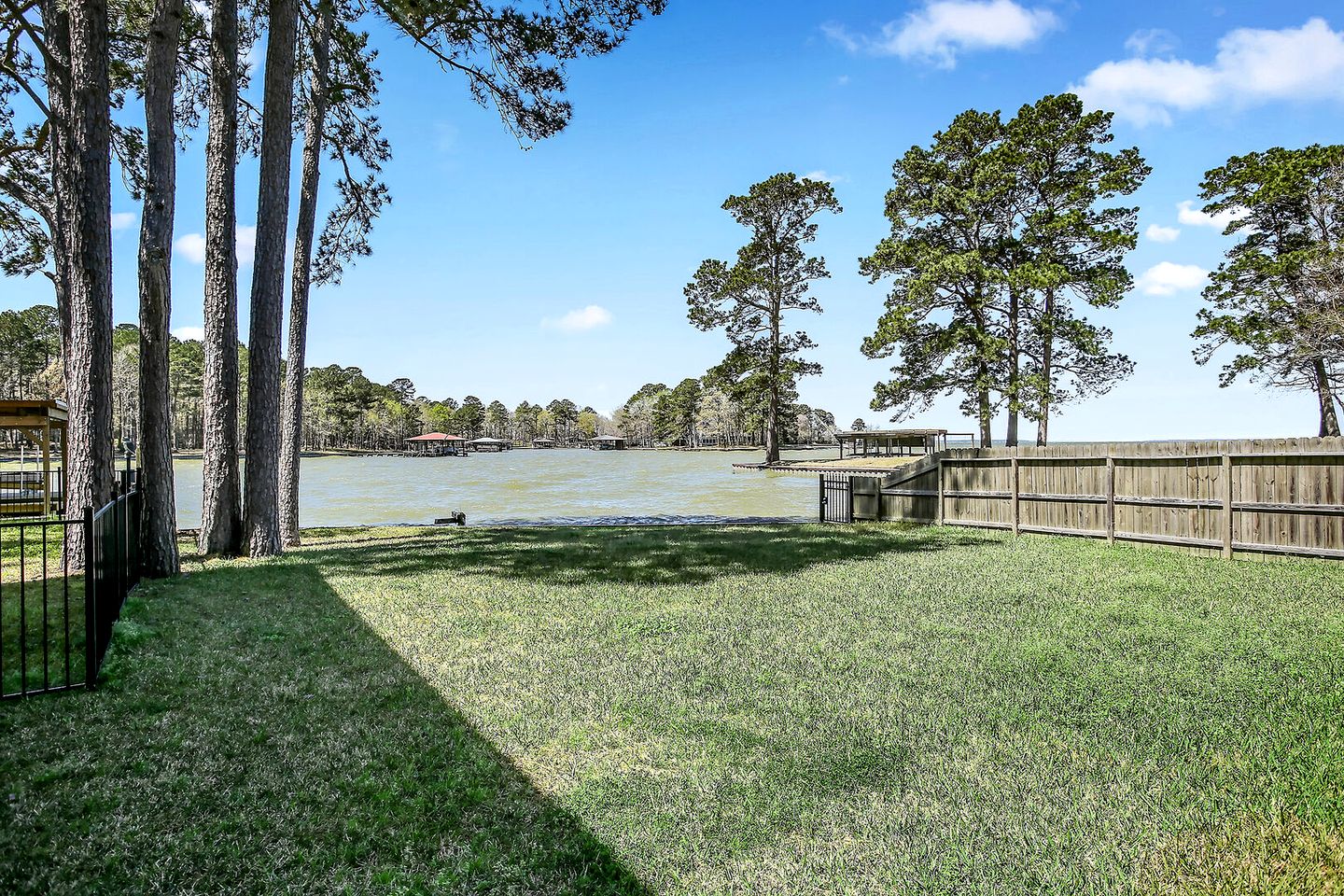 Amazing Lakefront Vacation Rental with Breathtaking Sunset Views for a Fantastic Family Escape in Livingston, Texas