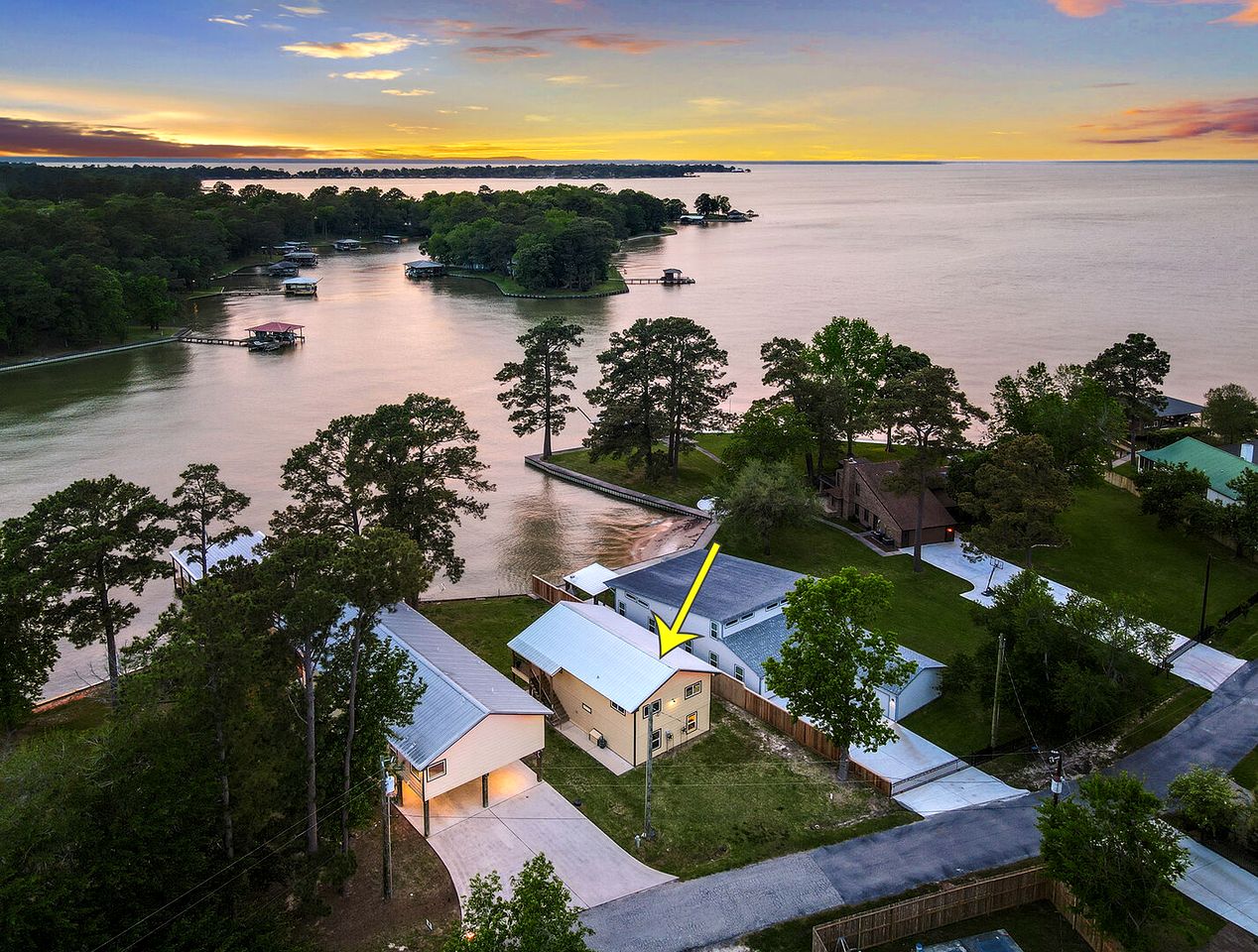 Amazing Lakefront Vacation Rental with Breathtaking Sunset Views for a Fantastic Family Escape in Livingston, Texas