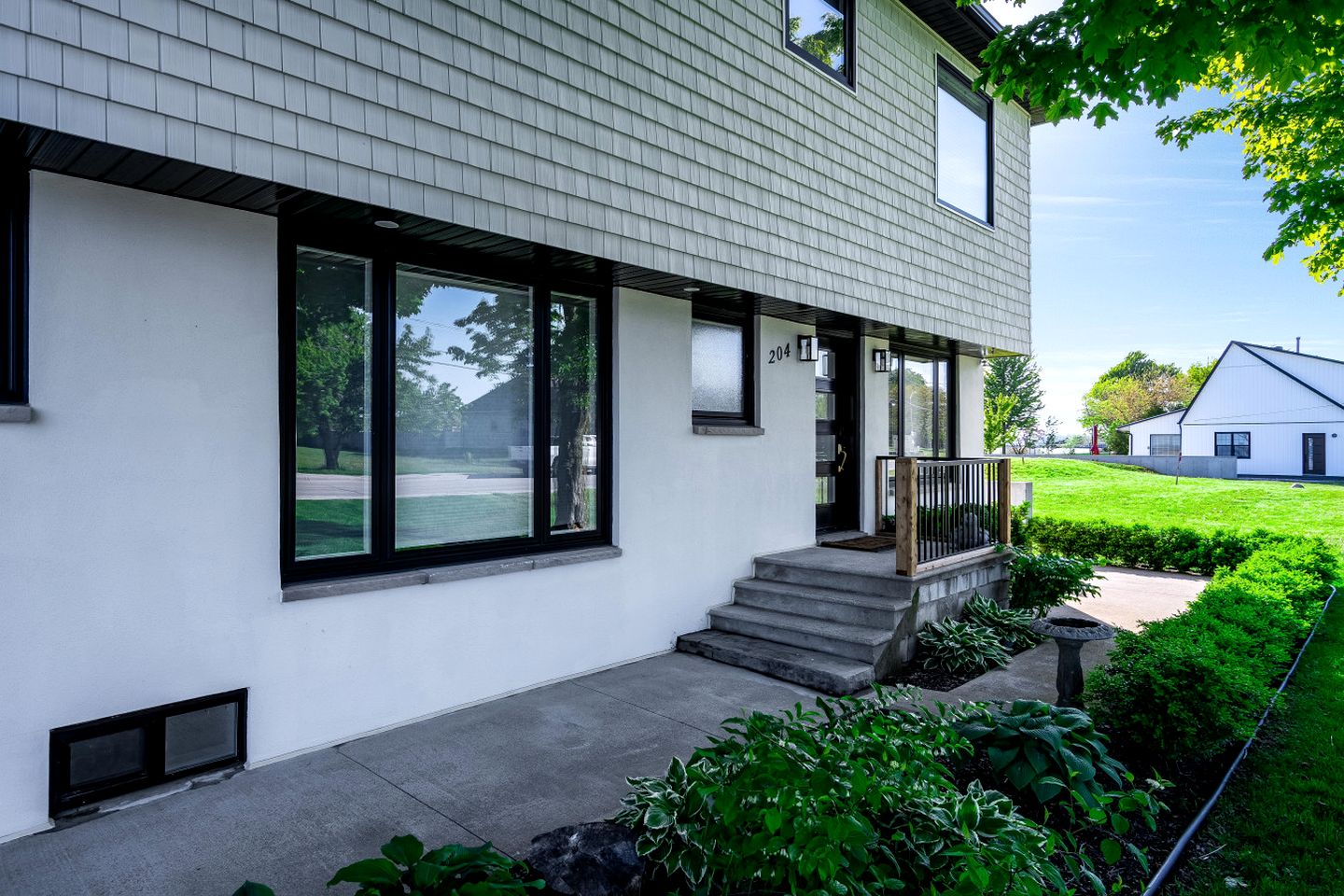 Charming Lakefront Vacation Rental on Lake Erie for a Memorable Family Escape in Leamington, Ontario