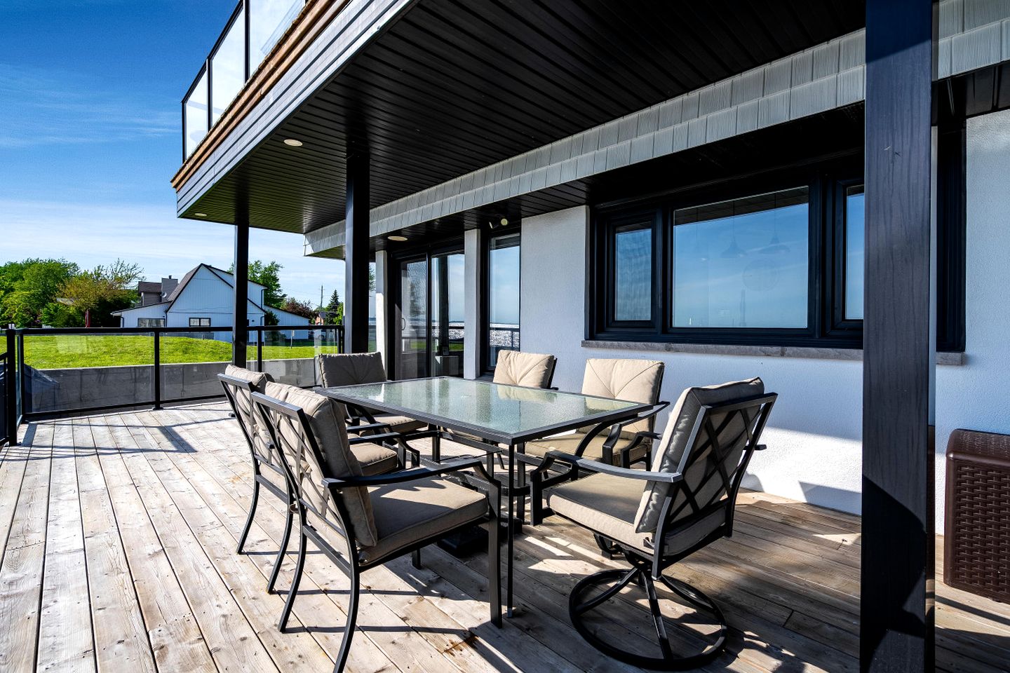 Charming Lakefront Vacation Rental on Lake Erie for a Memorable Family Escape in Leamington, Ontario