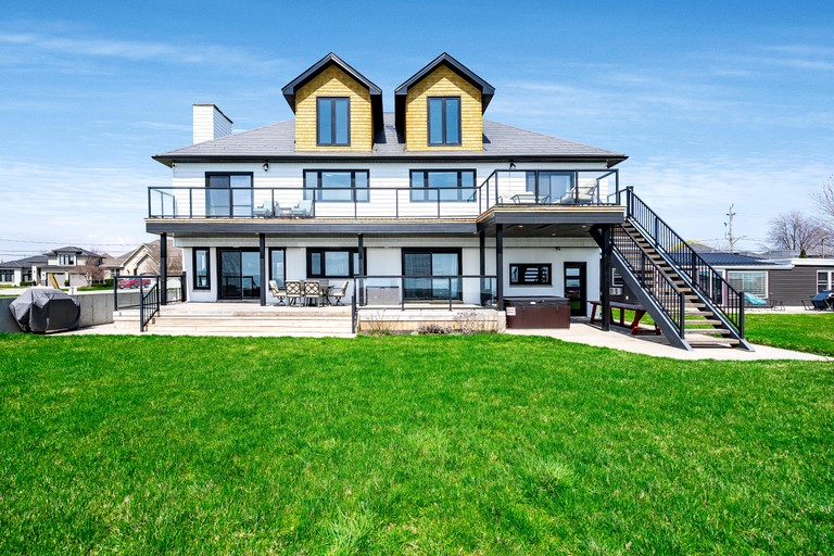 Charming Lakefront Vacation Rental on Lake Erie for a Memorable Family Escape in Leamington, Ontario