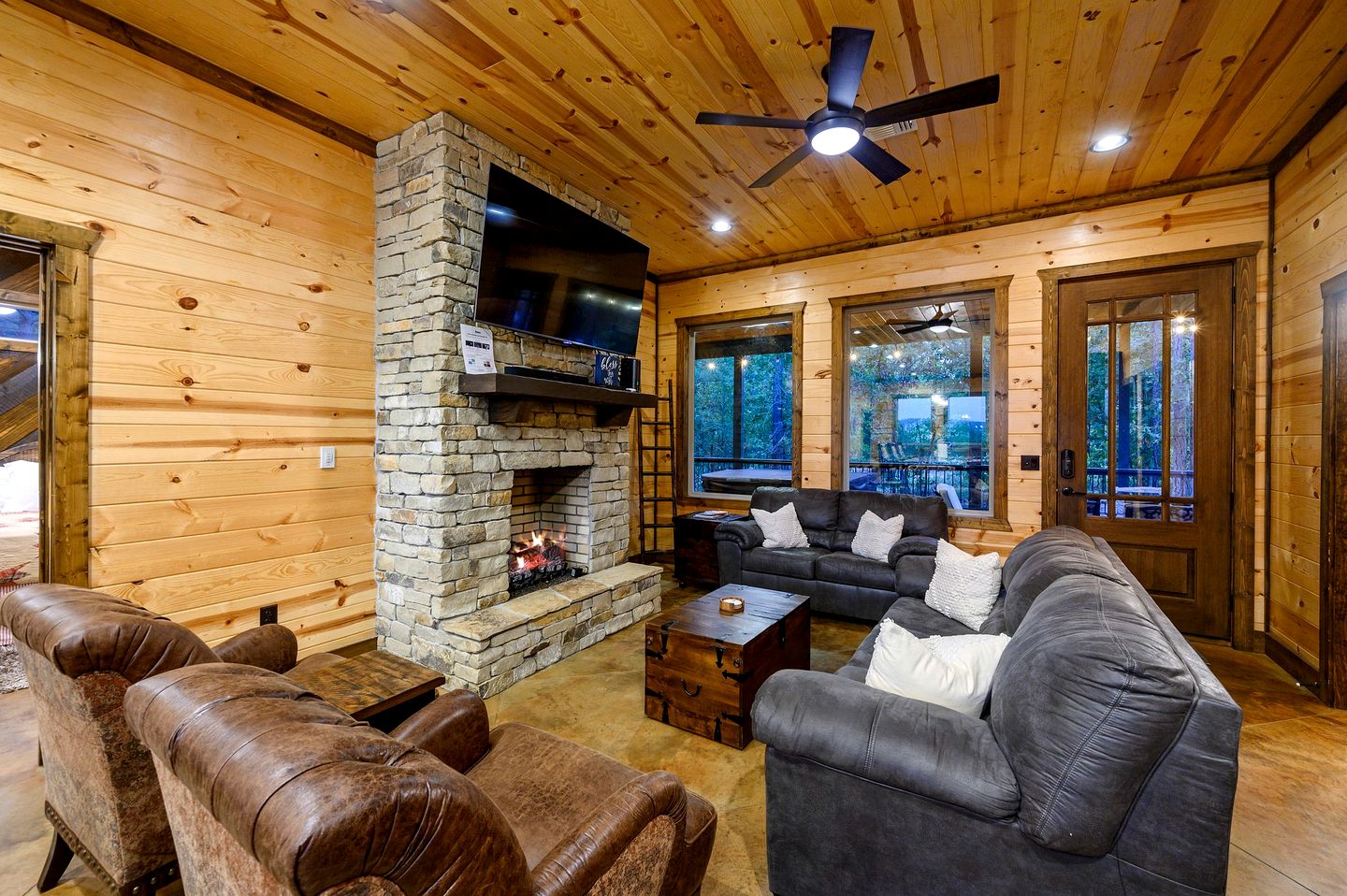 Outstanding Cabin with Fire Pit, Hot-tub and Fireplace in Broken Bow, Oklahoma