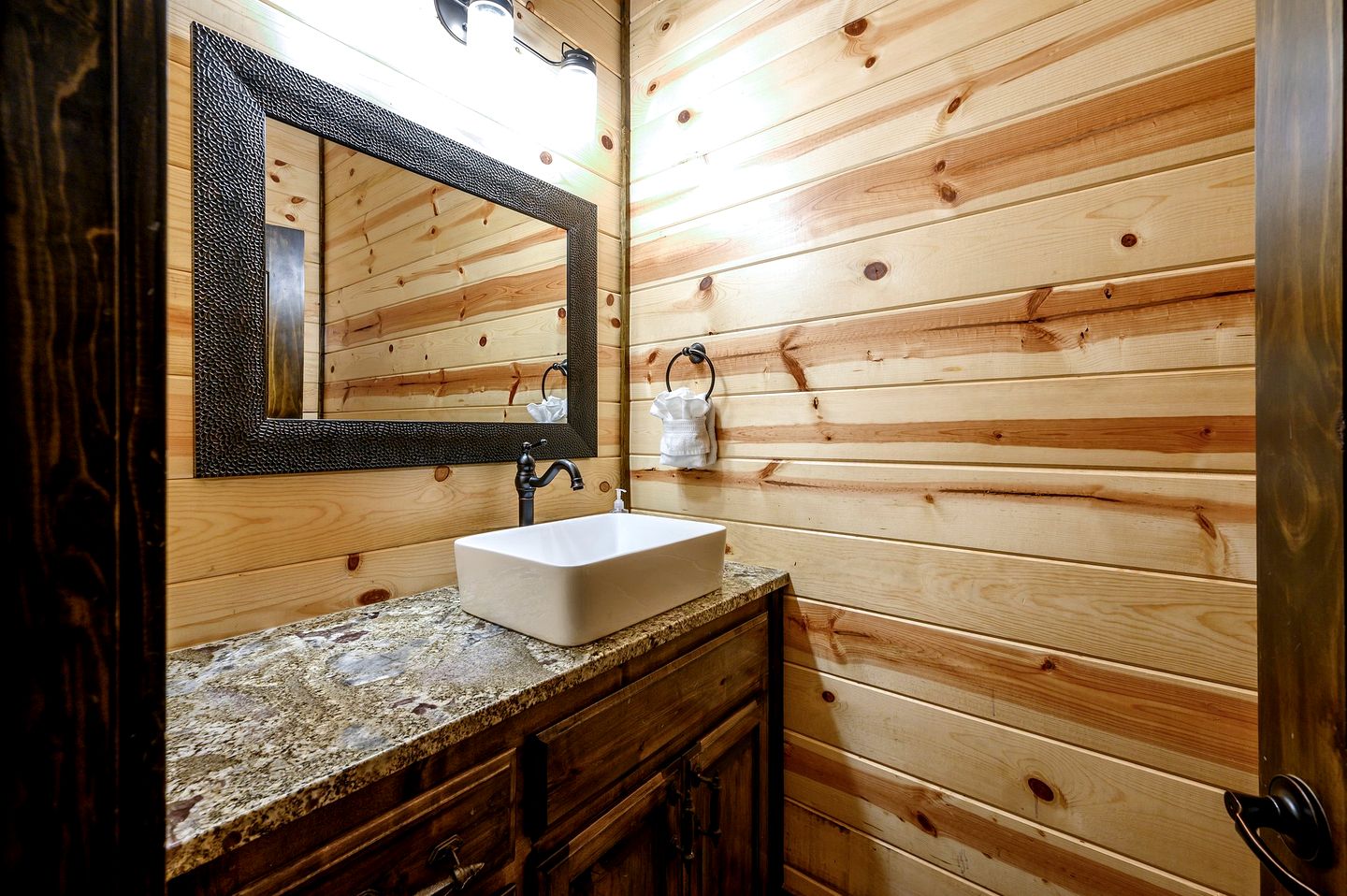 Outstanding Cabin with Fire Pit, Hot-tub and Fireplace in Broken Bow, Oklahoma