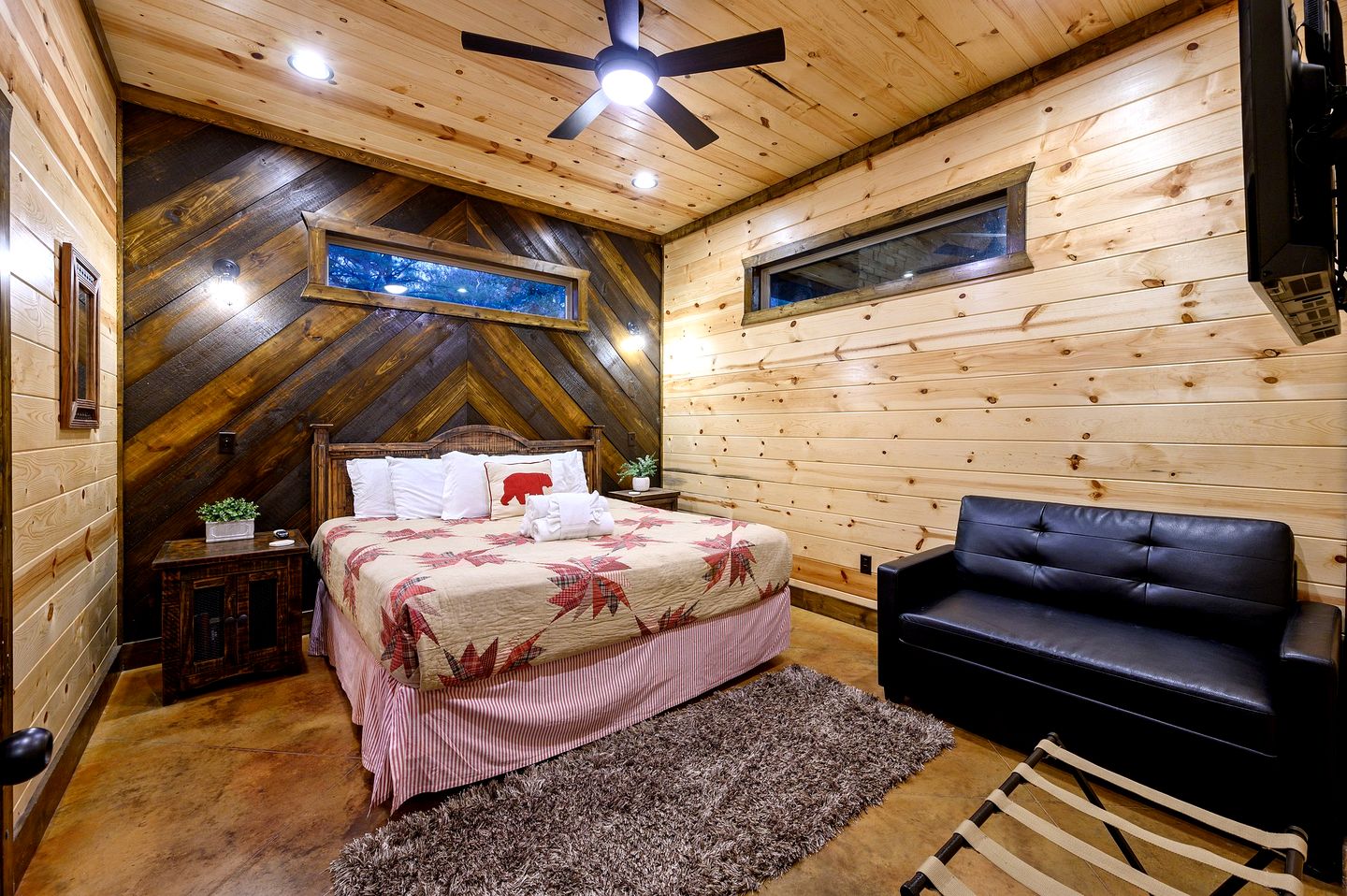 Outstanding Cabin with Fire Pit, Hot-tub and Fireplace in Broken Bow, Oklahoma
