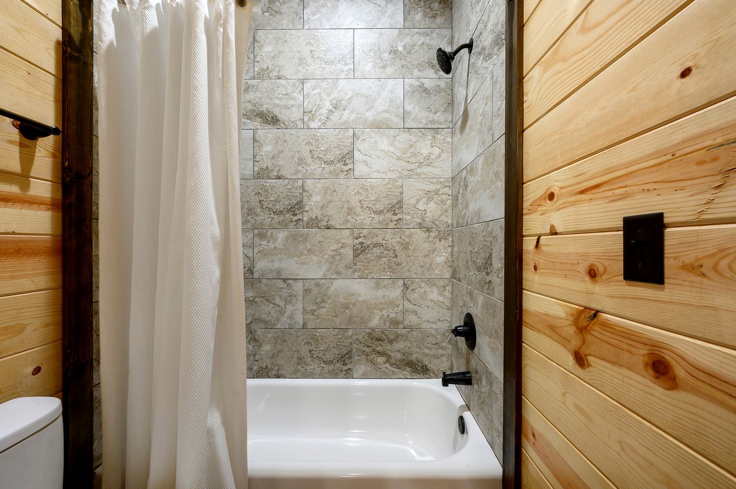 Outstanding Cabin with Fire Pit, Hot-tub and Fireplace in Broken Bow, Oklahoma