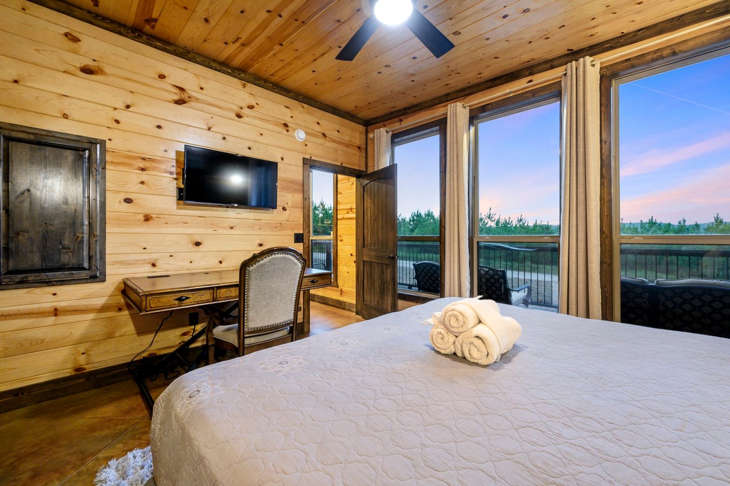 Outstanding Cabin with Fire Pit, Hot-tub and Fireplace in Broken Bow, Oklahoma