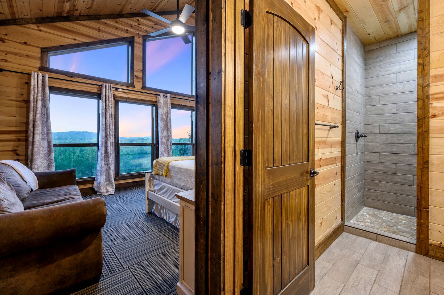 Outstanding Cabin with Fire Pit, Hot-tub and Fireplace in Broken Bow, Oklahoma