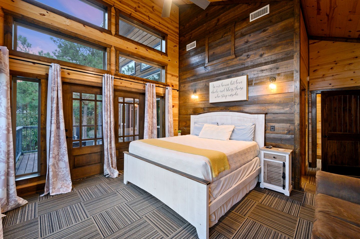 Outstanding Cabin with Fire Pit, Hot-tub and Fireplace in Broken Bow, Oklahoma