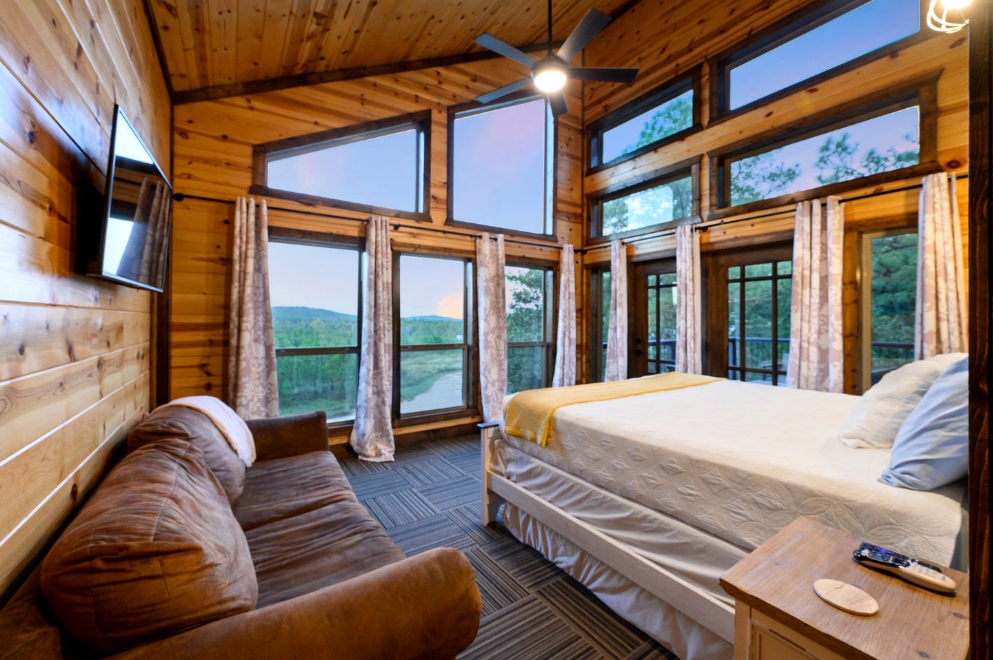 Outstanding Cabin with Fire Pit, Hot-tub and Fireplace in Broken Bow, Oklahoma